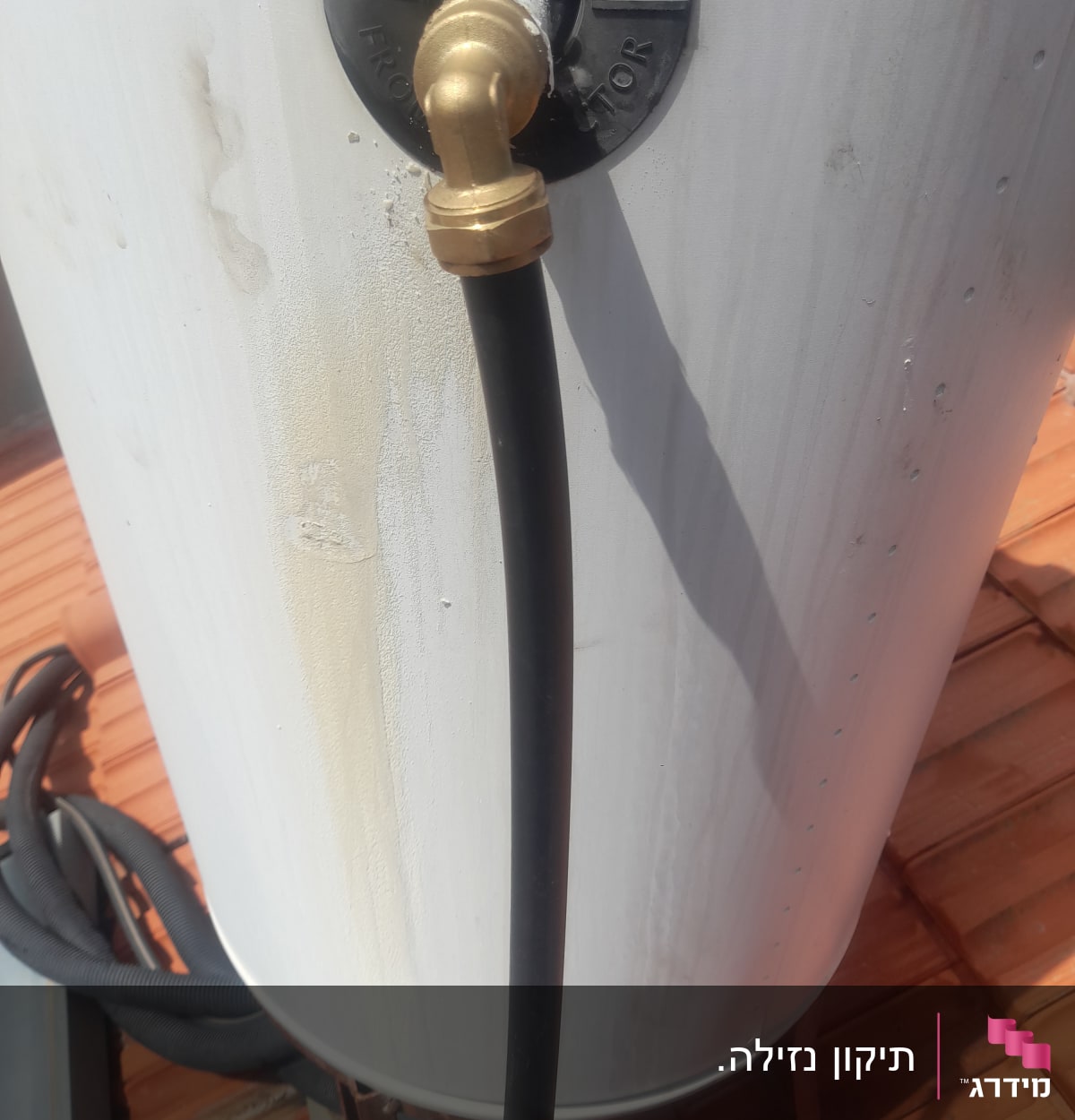 צינור מחובר לדוד שמש על גג רעפים